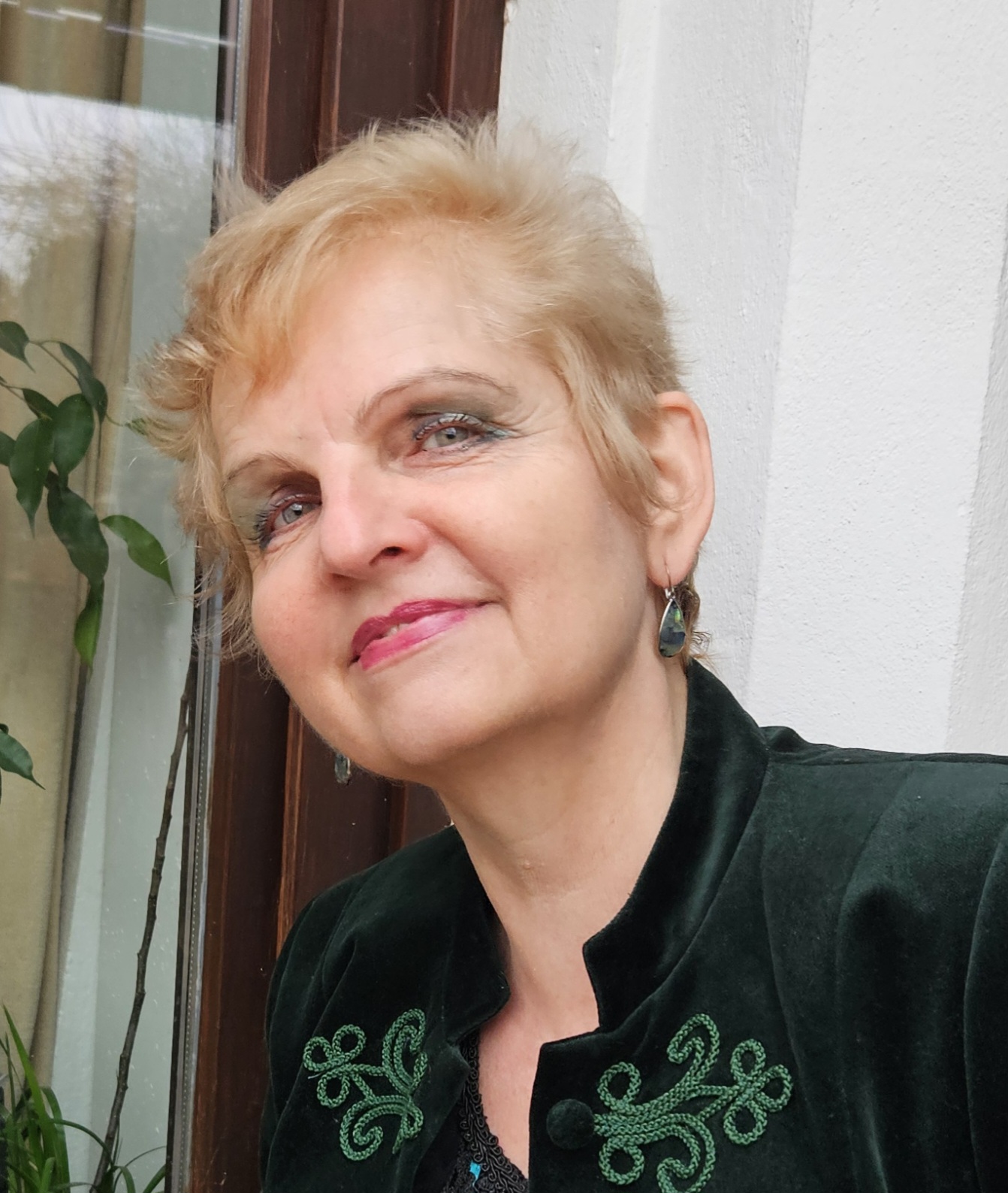 Dr. Tessely Karolina